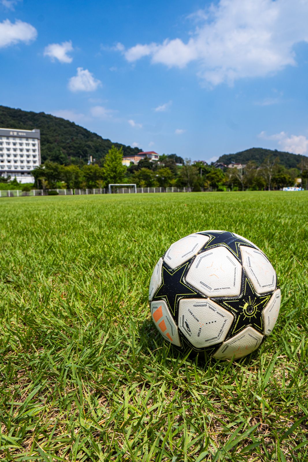 SN독학기숙학원 운동장 잔디 위의 축구공